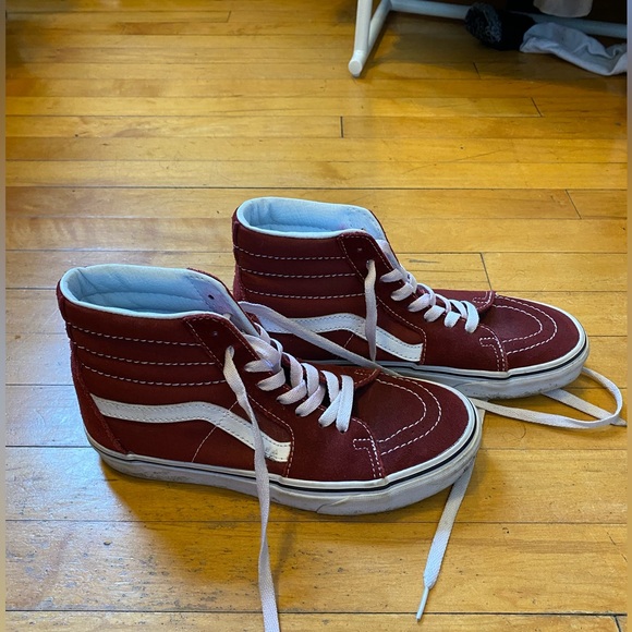 Van’s High Top Red sneaker—classic style - Picture 4 of 7